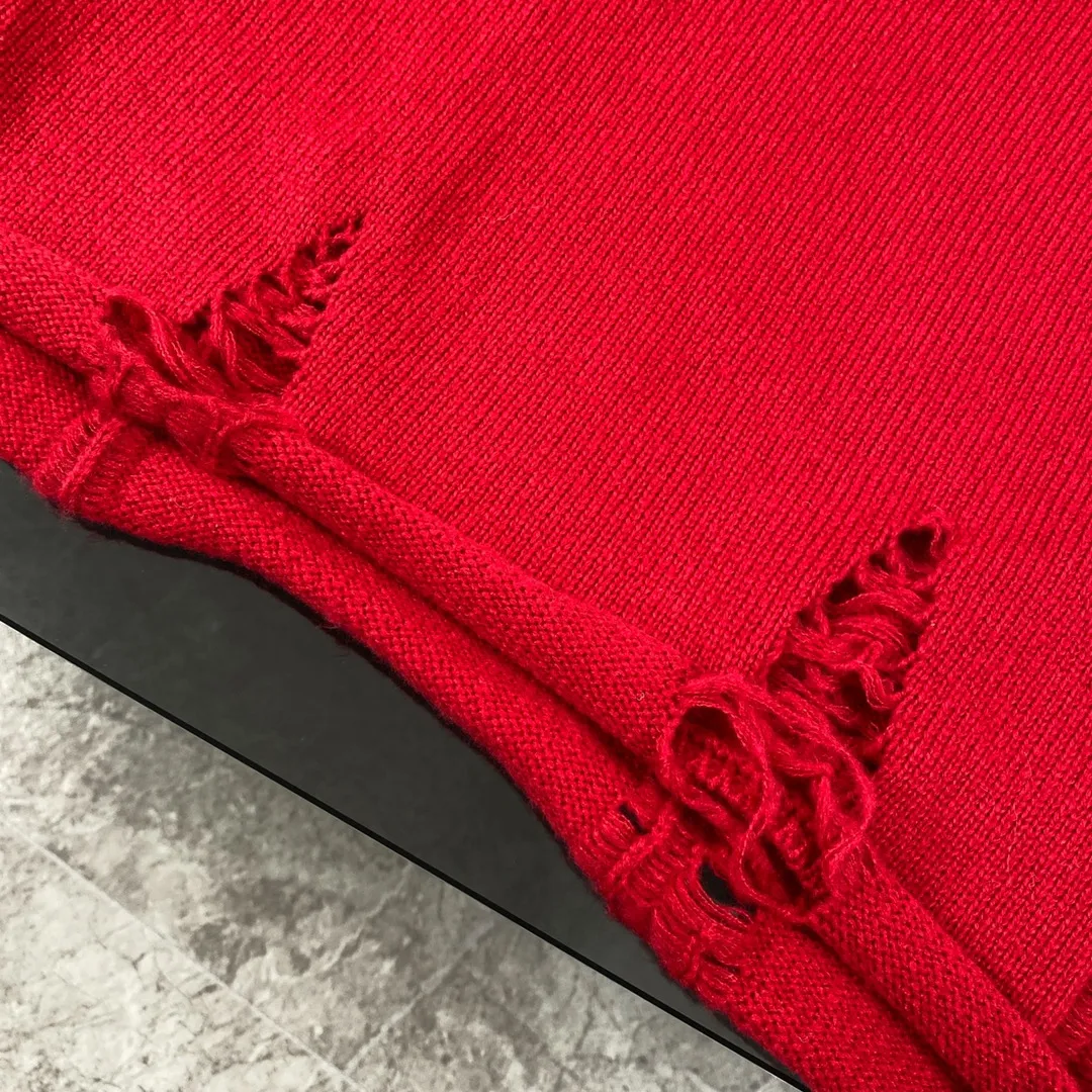 P230 High-quality Chrome Hearts CH Chrome Hearts patchwork cross hole knitted sweater pullover. The popular style is the same for men and women. It is matched with black and white. It looks good in real life. The upper body is good-looking. It looks good in daily wear. It is even more photogenic. It’s hard not to buy it. Buy it for me!!! Believe me, no one can refuse such a long Chrome Hearts jacket. The version has been expanded based on the old version. The upper body is loose and stylish, and the hem is expanded to a casual design. Fat people look extremely slim, thin people have limited height and high-end. Ten thousand yuan ZP printing, 1:1 perfect restoration, looks good when worn alone or stacked, can be easily controlled by both men and women. If you care more about quality, you must also respect the price. It is completely different from the thin see-through bottoms and junk products on the market that pill when worn. If the style makes you shine at a glance, then quality is what you should pay more attention to. Compared with price, we focus on quality. Customers who have received my products all know it. ️️️ Sweaters on the market are generally made of bract core yarn. We use modal. The advantages over core-spun yarn are very intuitive: high cost, high price, high density, relatively expensive for developers, and let us make a lot less money. In addition, it is delicate, has no scum on the upper body, resists pilling, and is high-end. We are conscientious sellers and do not use core-spun yarn. Apart from being cheap, core-spun yarn is really useless. It shrinks, pills, hooks, and makes people pierced. He is proficient in everything. It is 2024. Who doesn’t want to look decent when they go out? Quality determines the upper body effect. No matter how bad the quality, the best style is still the temperament of the urban-rural fringe. We only do long-term business. Quality determines character. Take it back and wear it with confidence and wash it. The quality of the pattern will definitely make your eyes shine. We only make the right version of high quality. We make high-end hard goods. Reject junk goods and reject fast food. Conscientious quality and conscientious price. You deserve it!  Color: Black White Gray Red Size: S M L